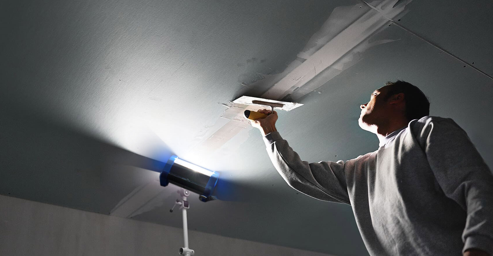 Выравнивание и покраска стен в коммерческих помещениях