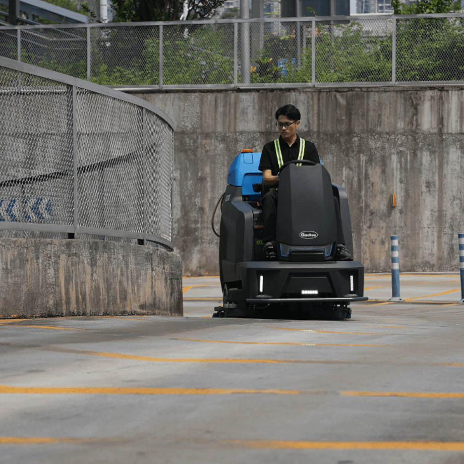 Аренда аккумуляторной поломоечной машины Gadlee GT260 B106 с местом для оператора в компании ГенПрокат